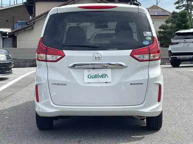 ホンダ フリード ハイブリット G ホンダセンシング 熊本県 2021(令3)年 2.7万km プラチナホワイトパール 純正Ｇａｔｈｅｒｓインターナビゲーション/・地デジＴＶ/・バックカメラ/・FM/AMラジオ/・CD/DVD/・Bluetooth/Cパッケージ/・照明付バニティミラー/・プラズマクラスター付オートエアコン/・シートヒーター【運転席/助手席】/・ロールサンシェード/・コンフォートビューパッケージ/Sパッケージ/・純正１５インチアルミホイール/・革巻きステアリングホイール/・ブラックウォールナット木目調インパネ加飾/・ブラックプライムスムースコンビシート/・シートバックアッパーポケット/ホンダセンシング/・CMBS/・歩行者事故低減ステアリング/・アダプティブクルーズコントロール/・LKAS/・路外逸脱抑制機能/・誤発進抑制機能/・先行車発進お知らせ機能/・標識認識機能/両側パワースライドドア/LEDヘッドランプ/オートライト/アクティブコーナリングランプ/ビルトインETC/SRSエアバック【運転席/助手席】/スマートキーシステム/保証書/取扱説明書/スペアキー１本