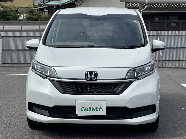 ホンダ フリード ハイブリット G ホンダセンシング 熊本県 2021(令3)年 2.7万km プラチナホワイトパール 純正Ｇａｔｈｅｒｓインターナビゲーション/・地デジＴＶ/・バックカメラ/・FM/AMラジオ/・CD/DVD/・Bluetooth/Cパッケージ/・照明付バニティミラー/・プラズマクラスター付オートエアコン/・シートヒーター【運転席/助手席】/・ロールサンシェード/・コンフォートビューパッケージ/Sパッケージ/・純正１５インチアルミホイール/・革巻きステアリングホイール/・ブラックウォールナット木目調インパネ加飾/・ブラックプライムスムースコンビシート/・シートバックアッパーポケット/ホンダセンシング/・CMBS/・歩行者事故低減ステアリング/・アダプティブクルーズコントロール/・LKAS/・路外逸脱抑制機能/・誤発進抑制機能/・先行車発進お知らせ機能/・標識認識機能/両側パワースライドドア/LEDヘッドランプ/オートライト/アクティブコーナリングランプ/ビルトインETC/SRSエアバック【運転席/助手席】/スマートキーシステム/保証書/取扱説明書/スペアキー１本