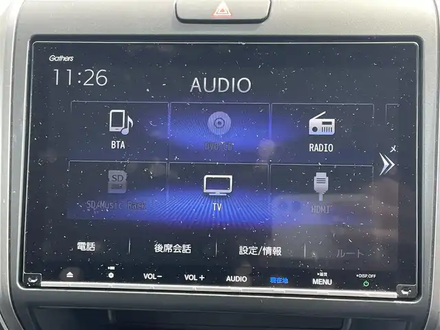 ホンダ フリード ハイブリット G ホンダセンシング 熊本県 2021(令3)年 2.7万km プラチナホワイトパール 純正Ｇａｔｈｅｒｓインターナビゲーション/・地デジＴＶ/・バックカメラ/・FM/AMラジオ/・CD/DVD/・Bluetooth/Cパッケージ/・照明付バニティミラー/・プラズマクラスター付オートエアコン/・シートヒーター【運転席/助手席】/・ロールサンシェード/・コンフォートビューパッケージ/Sパッケージ/・純正１５インチアルミホイール/・革巻きステアリングホイール/・ブラックウォールナット木目調インパネ加飾/・ブラックプライムスムースコンビシート/・シートバックアッパーポケット/ホンダセンシング/・CMBS/・歩行者事故低減ステアリング/・アダプティブクルーズコントロール/・LKAS/・路外逸脱抑制機能/・誤発進抑制機能/・先行車発進お知らせ機能/・標識認識機能/両側パワースライドドア/LEDヘッドランプ/オートライト/アクティブコーナリングランプ/ビルトインETC/SRSエアバック【運転席/助手席】/スマートキーシステム/保証書/取扱説明書/スペアキー１本
