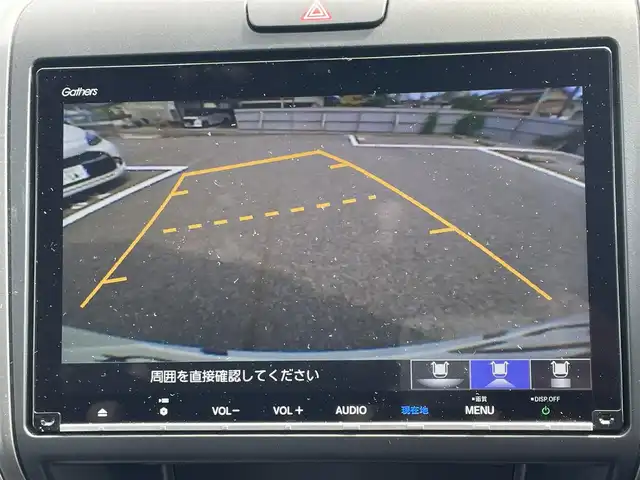 ホンダ フリード ハイブリット G ホンダセンシング 熊本県 2021(令3)年 2.7万km プラチナホワイトパール 純正Ｇａｔｈｅｒｓインターナビゲーション/・地デジＴＶ/・バックカメラ/・FM/AMラジオ/・CD/DVD/・Bluetooth/Cパッケージ/・照明付バニティミラー/・プラズマクラスター付オートエアコン/・シートヒーター【運転席/助手席】/・ロールサンシェード/・コンフォートビューパッケージ/Sパッケージ/・純正１５インチアルミホイール/・革巻きステアリングホイール/・ブラックウォールナット木目調インパネ加飾/・ブラックプライムスムースコンビシート/・シートバックアッパーポケット/ホンダセンシング/・CMBS/・歩行者事故低減ステアリング/・アダプティブクルーズコントロール/・LKAS/・路外逸脱抑制機能/・誤発進抑制機能/・先行車発進お知らせ機能/・標識認識機能/両側パワースライドドア/LEDヘッドランプ/オートライト/アクティブコーナリングランプ/ビルトインETC/SRSエアバック【運転席/助手席】/スマートキーシステム/保証書/取扱説明書/スペアキー１本