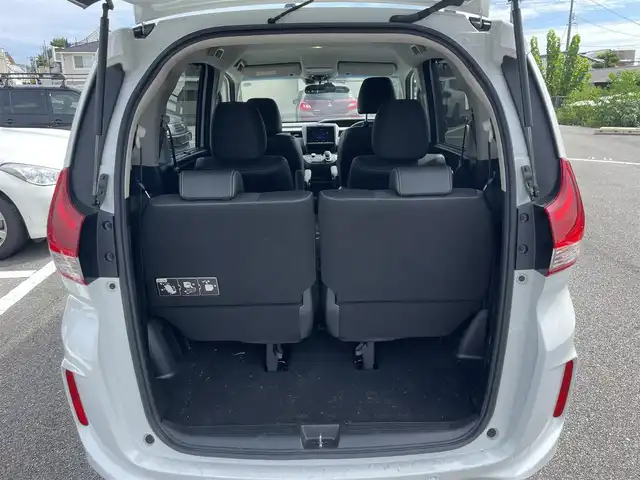 ホンダ フリード ハイブリット G ホンダセンシング 熊本県 2021(令3)年 2.7万km プラチナホワイトパール 純正Ｇａｔｈｅｒｓインターナビゲーション/・地デジＴＶ/・バックカメラ/・FM/AMラジオ/・CD/DVD/・Bluetooth/Cパッケージ/・照明付バニティミラー/・プラズマクラスター付オートエアコン/・シートヒーター【運転席/助手席】/・ロールサンシェード/・コンフォートビューパッケージ/Sパッケージ/・純正１５インチアルミホイール/・革巻きステアリングホイール/・ブラックウォールナット木目調インパネ加飾/・ブラックプライムスムースコンビシート/・シートバックアッパーポケット/ホンダセンシング/・CMBS/・歩行者事故低減ステアリング/・アダプティブクルーズコントロール/・LKAS/・路外逸脱抑制機能/・誤発進抑制機能/・先行車発進お知らせ機能/・標識認識機能/両側パワースライドドア/LEDヘッドランプ/オートライト/アクティブコーナリングランプ/ビルトインETC/SRSエアバック【運転席/助手席】/スマートキーシステム/保証書/取扱説明書/スペアキー１本