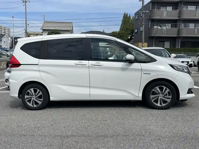 ホンダ フリード ハイブリット G ホンダセンシング 熊本県 2021(令3)年 2.7万km プラチナホワイトパール 純正Ｇａｔｈｅｒｓインターナビゲーション/・地デジＴＶ/・バックカメラ/・FM/AMラジオ/・CD/DVD/・Bluetooth/Cパッケージ/・照明付バニティミラー/・プラズマクラスター付オートエアコン/・シートヒーター【運転席/助手席】/・ロールサンシェード/・コンフォートビューパッケージ/Sパッケージ/・純正１５インチアルミホイール/・革巻きステアリングホイール/・ブラックウォールナット木目調インパネ加飾/・ブラックプライムスムースコンビシート/・シートバックアッパーポケット/ホンダセンシング/・CMBS/・歩行者事故低減ステアリング/・アダプティブクルーズコントロール/・LKAS/・路外逸脱抑制機能/・誤発進抑制機能/・先行車発進お知らせ機能/・標識認識機能/両側パワースライドドア/LEDヘッドランプ/オートライト/アクティブコーナリングランプ/ビルトインETC/SRSエアバック【運転席/助手席】/スマートキーシステム/保証書/取扱説明書/スペアキー１本