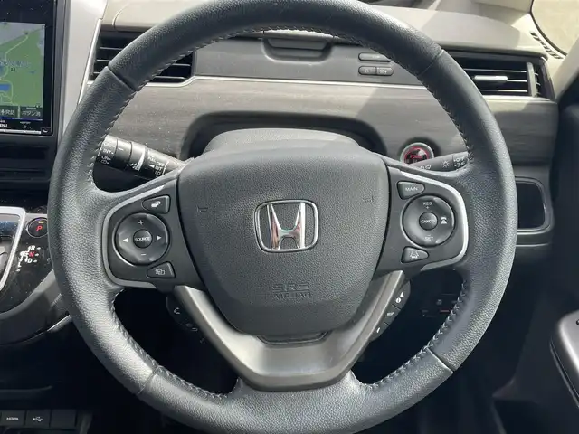 ホンダ フリード ハイブリット G ホンダセンシング 熊本県 2021(令3)年 2.7万km プラチナホワイトパール 純正Ｇａｔｈｅｒｓインターナビゲーション/・地デジＴＶ/・バックカメラ/・FM/AMラジオ/・CD/DVD/・Bluetooth/Cパッケージ/・照明付バニティミラー/・プラズマクラスター付オートエアコン/・シートヒーター【運転席/助手席】/・ロールサンシェード/・コンフォートビューパッケージ/Sパッケージ/・純正１５インチアルミホイール/・革巻きステアリングホイール/・ブラックウォールナット木目調インパネ加飾/・ブラックプライムスムースコンビシート/・シートバックアッパーポケット/ホンダセンシング/・CMBS/・歩行者事故低減ステアリング/・アダプティブクルーズコントロール/・LKAS/・路外逸脱抑制機能/・誤発進抑制機能/・先行車発進お知らせ機能/・標識認識機能/両側パワースライドドア/LEDヘッドランプ/オートライト/アクティブコーナリングランプ/ビルトインETC/SRSエアバック【運転席/助手席】/スマートキーシステム/保証書/取扱説明書/スペアキー１本