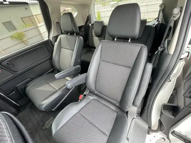 ホンダ フリード ハイブリット G ホンダセンシング 熊本県 2021(令3)年 2.7万km プラチナホワイトパール 純正Ｇａｔｈｅｒｓインターナビゲーション/・地デジＴＶ/・バックカメラ/・FM/AMラジオ/・CD/DVD/・Bluetooth/Cパッケージ/・照明付バニティミラー/・プラズマクラスター付オートエアコン/・シートヒーター【運転席/助手席】/・ロールサンシェード/・コンフォートビューパッケージ/Sパッケージ/・純正１５インチアルミホイール/・革巻きステアリングホイール/・ブラックウォールナット木目調インパネ加飾/・ブラックプライムスムースコンビシート/・シートバックアッパーポケット/ホンダセンシング/・CMBS/・歩行者事故低減ステアリング/・アダプティブクルーズコントロール/・LKAS/・路外逸脱抑制機能/・誤発進抑制機能/・先行車発進お知らせ機能/・標識認識機能/両側パワースライドドア/LEDヘッドランプ/オートライト/アクティブコーナリングランプ/ビルトインETC/SRSエアバック【運転席/助手席】/スマートキーシステム/保証書/取扱説明書/スペアキー１本
