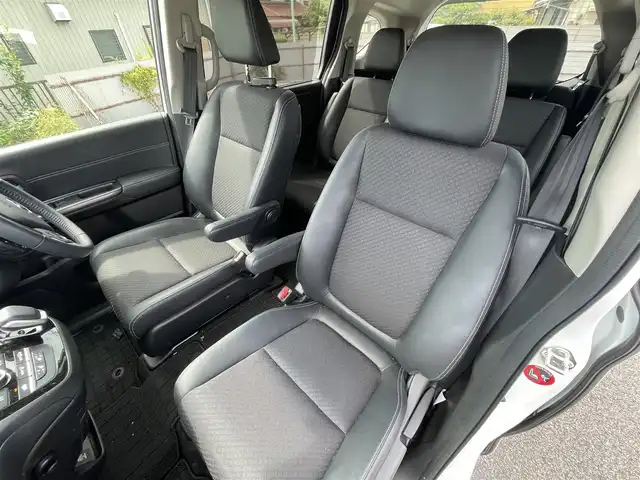 ホンダ フリード ハイブリット G ホンダセンシング 熊本県 2021(令3)年 2.7万km プラチナホワイトパール 純正Ｇａｔｈｅｒｓインターナビゲーション/・地デジＴＶ/・バックカメラ/・FM/AMラジオ/・CD/DVD/・Bluetooth/Cパッケージ/・照明付バニティミラー/・プラズマクラスター付オートエアコン/・シートヒーター【運転席/助手席】/・ロールサンシェード/・コンフォートビューパッケージ/Sパッケージ/・純正１５インチアルミホイール/・革巻きステアリングホイール/・ブラックウォールナット木目調インパネ加飾/・ブラックプライムスムースコンビシート/・シートバックアッパーポケット/ホンダセンシング/・CMBS/・歩行者事故低減ステアリング/・アダプティブクルーズコントロール/・LKAS/・路外逸脱抑制機能/・誤発進抑制機能/・先行車発進お知らせ機能/・標識認識機能/両側パワースライドドア/LEDヘッドランプ/オートライト/アクティブコーナリングランプ/ビルトインETC/SRSエアバック【運転席/助手席】/スマートキーシステム/保証書/取扱説明書/スペアキー１本