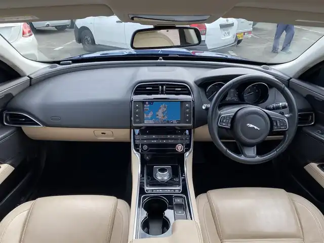 ジャガー ＸＥ XE プレステージ 福岡県 2015(平27)年 4.1万km 青Ｍ ・アダプティブクルーズコントロール/・純正ナビ／Ｂｌｕｅｔｏｏｔｈ／ＵＳＢ／ＡＵＸ／ｉＰｏｄ／ＣＤ／ＣＤチェンジャー/・バックカメラ/・白革シート/・ＥＴＣ/・純正１９ＡＷ/・パワーシート/・保証書/・取扱説明書