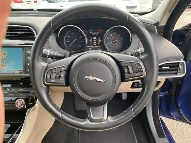 ジャガー ＸＥ XE プレステージ 福岡県 2015(平27)年 4.1万km 青Ｍ ・アダプティブクルーズコントロール/・純正ナビ／Ｂｌｕｅｔｏｏｔｈ／ＵＳＢ／ＡＵＸ／ｉＰｏｄ／ＣＤ／ＣＤチェンジャー/・バックカメラ/・白革シート/・ＥＴＣ/・純正１９ＡＷ/・パワーシート/・保証書/・取扱説明書
