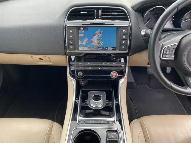 ジャガー ＸＥ XE プレステージ 福岡県 2015(平27)年 4.1万km 青Ｍ ・アダプティブクルーズコントロール/・純正ナビ／Ｂｌｕｅｔｏｏｔｈ／ＵＳＢ／ＡＵＸ／ｉＰｏｄ／ＣＤ／ＣＤチェンジャー/・バックカメラ/・白革シート/・ＥＴＣ/・純正１９ＡＷ/・パワーシート/・保証書/・取扱説明書