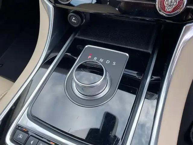 ジャガー ＸＥ XE プレステージ 福岡県 2015(平27)年 4.1万km 青Ｍ ・アダプティブクルーズコントロール/・純正ナビ／Ｂｌｕｅｔｏｏｔｈ／ＵＳＢ／ＡＵＸ／ｉＰｏｄ／ＣＤ／ＣＤチェンジャー/・バックカメラ/・白革シート/・ＥＴＣ/・純正１９ＡＷ/・パワーシート/・保証書/・取扱説明書