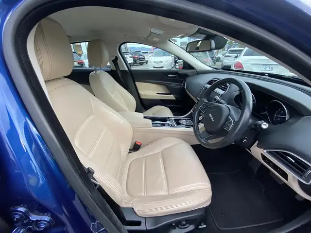 ジャガー ＸＥ XE プレステージ 福岡県 2015(平27)年 4.1万km 青Ｍ ・アダプティブクルーズコントロール/・純正ナビ／Ｂｌｕｅｔｏｏｔｈ／ＵＳＢ／ＡＵＸ／ｉＰｏｄ／ＣＤ／ＣＤチェンジャー/・バックカメラ/・白革シート/・ＥＴＣ/・純正１９ＡＷ/・パワーシート/・保証書/・取扱説明書