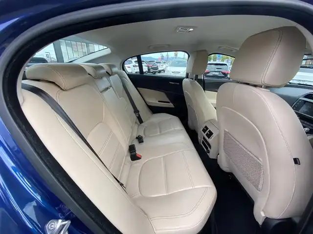 ジャガー ＸＥ XE プレステージ 福岡県 2015(平27)年 4.1万km 青Ｍ ・アダプティブクルーズコントロール/・純正ナビ／Ｂｌｕｅｔｏｏｔｈ／ＵＳＢ／ＡＵＸ／ｉＰｏｄ／ＣＤ／ＣＤチェンジャー/・バックカメラ/・白革シート/・ＥＴＣ/・純正１９ＡＷ/・パワーシート/・保証書/・取扱説明書