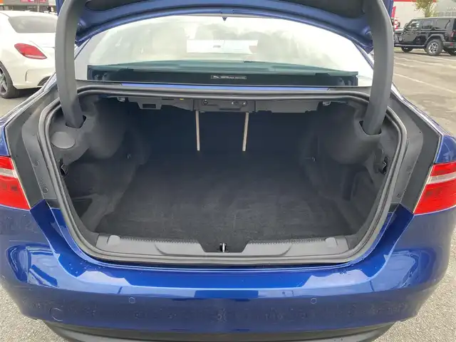 ジャガー ＸＥ XE プレステージ 福岡県 2015(平27)年 4.1万km 青Ｍ ・アダプティブクルーズコントロール/・純正ナビ／Ｂｌｕｅｔｏｏｔｈ／ＵＳＢ／ＡＵＸ／ｉＰｏｄ／ＣＤ／ＣＤチェンジャー/・バックカメラ/・白革シート/・ＥＴＣ/・純正１９ＡＷ/・パワーシート/・保証書/・取扱説明書