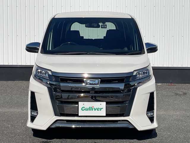 トヨタ ノア Si ダブルバイビーⅢ 千葉県 2021(令3)年 3.7万km ホワイトパールクリスタルシャイン 純正10インチナビ/(FM/AM/フルセグTV/BT/CD/DVD)/純正12.1インチフリップダウンモニター/ドライブレコーダー前後/衝突被害軽減システム/車線逸脱警報/バックカメラ/クルーズコントロール/ハーフレザーシート/両側パワースライドドア/横滑り防止装置/ETC/アイドリングストップ/LEDヘッドライト/フォグランプ/オートライト/ウィンカーミラー/電動格納ミラー/純正16インチAW/シートリフター/プッシュスタート/スマートキー/フロアマット/スペアキー/取扱説明書/保証書