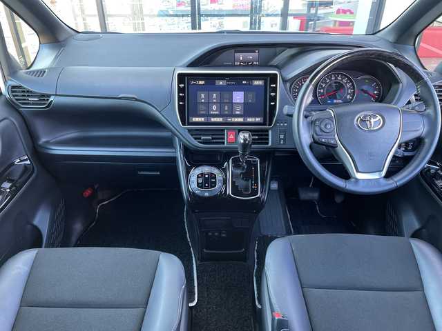 トヨタ ノア Si ダブルバイビーⅢ 千葉県 2021(令3)年 3.7万km ホワイトパールクリスタルシャイン 純正10インチナビ/(FM/AM/フルセグTV/BT/CD/DVD)/純正12.1インチフリップダウンモニター/ドライブレコーダー前後/衝突被害軽減システム/車線逸脱警報/バックカメラ/クルーズコントロール/ハーフレザーシート/両側パワースライドドア/横滑り防止装置/ETC/アイドリングストップ/LEDヘッドライト/フォグランプ/オートライト/ウィンカーミラー/電動格納ミラー/純正16インチAW/シートリフター/プッシュスタート/スマートキー/フロアマット/スペアキー/取扱説明書/保証書