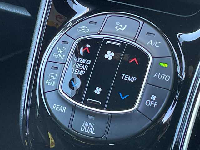 トヨタ ノア Si ダブルバイビーⅢ 千葉県 2021(令3)年 3.7万km ホワイトパールクリスタルシャイン 純正10インチナビ/(FM/AM/フルセグTV/BT/CD/DVD)/純正12.1インチフリップダウンモニター/ドライブレコーダー前後/衝突被害軽減システム/車線逸脱警報/バックカメラ/クルーズコントロール/ハーフレザーシート/両側パワースライドドア/横滑り防止装置/ETC/アイドリングストップ/LEDヘッドライト/フォグランプ/オートライト/ウィンカーミラー/電動格納ミラー/純正16インチAW/シートリフター/プッシュスタート/スマートキー/フロアマット/スペアキー/取扱説明書/保証書