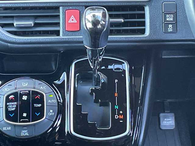 トヨタ ノア Si ダブルバイビーⅢ 千葉県 2021(令3)年 3.7万km ホワイトパールクリスタルシャイン 純正10インチナビ/(FM/AM/フルセグTV/BT/CD/DVD)/純正12.1インチフリップダウンモニター/ドライブレコーダー前後/衝突被害軽減システム/車線逸脱警報/バックカメラ/クルーズコントロール/ハーフレザーシート/両側パワースライドドア/横滑り防止装置/ETC/アイドリングストップ/LEDヘッドライト/フォグランプ/オートライト/ウィンカーミラー/電動格納ミラー/純正16インチAW/シートリフター/プッシュスタート/スマートキー/フロアマット/スペアキー/取扱説明書/保証書