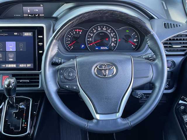 トヨタ ノア Si ダブルバイビーⅢ 千葉県 2021(令3)年 3.7万km ホワイトパールクリスタルシャイン 純正10インチナビ/(FM/AM/フルセグTV/BT/CD/DVD)/純正12.1インチフリップダウンモニター/ドライブレコーダー前後/衝突被害軽減システム/車線逸脱警報/バックカメラ/クルーズコントロール/ハーフレザーシート/両側パワースライドドア/横滑り防止装置/ETC/アイドリングストップ/LEDヘッドライト/フォグランプ/オートライト/ウィンカーミラー/電動格納ミラー/純正16インチAW/シートリフター/プッシュスタート/スマートキー/フロアマット/スペアキー/取扱説明書/保証書