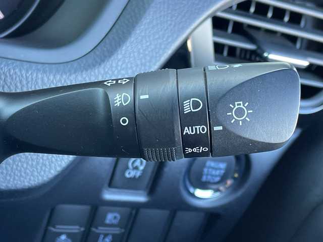 トヨタ ノア Si ダブルバイビーⅢ 千葉県 2021(令3)年 3.7万km ホワイトパールクリスタルシャイン 純正10インチナビ/(FM/AM/フルセグTV/BT/CD/DVD)/純正12.1インチフリップダウンモニター/ドライブレコーダー前後/衝突被害軽減システム/車線逸脱警報/バックカメラ/クルーズコントロール/ハーフレザーシート/両側パワースライドドア/横滑り防止装置/ETC/アイドリングストップ/LEDヘッドライト/フォグランプ/オートライト/ウィンカーミラー/電動格納ミラー/純正16インチAW/シートリフター/プッシュスタート/スマートキー/フロアマット/スペアキー/取扱説明書/保証書