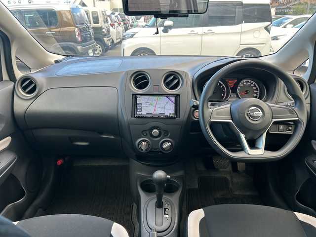日産 ノート X 大阪府 2020(令2)年 0.4万km ホワイト ナビ　/地デジ　/全方位カメラ　/デジタルインナーミラー　/オートライト　/オートハイビーム　/前後コーナーセンサー　/ドライブレコーダー　/フロアーマット　/スマートキー