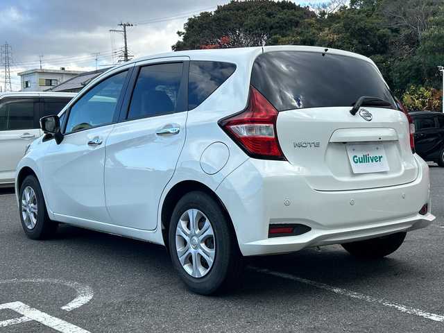 日産 ノート X 大阪府 2020(令2)年 0.4万km ホワイト ナビ　/地デジ　/全方位カメラ　/デジタルインナーミラー　/オートライト　/オートハイビーム　/前後コーナーセンサー　/ドライブレコーダー　/フロアーマット　/スマートキー