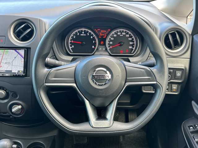 日産 ノート X 大阪府 2020(令2)年 0.4万km ホワイト ナビ　/地デジ　/全方位カメラ　/デジタルインナーミラー　/オートライト　/オートハイビーム　/前後コーナーセンサー　/ドライブレコーダー　/フロアーマット　/スマートキー