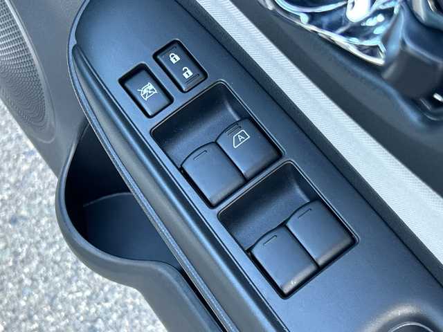 日産 ノート X 大阪府 2020(令2)年 0.4万km ホワイト ナビ　/地デジ　/全方位カメラ　/デジタルインナーミラー　/オートライト　/オートハイビーム　/前後コーナーセンサー　/ドライブレコーダー　/フロアーマット　/スマートキー