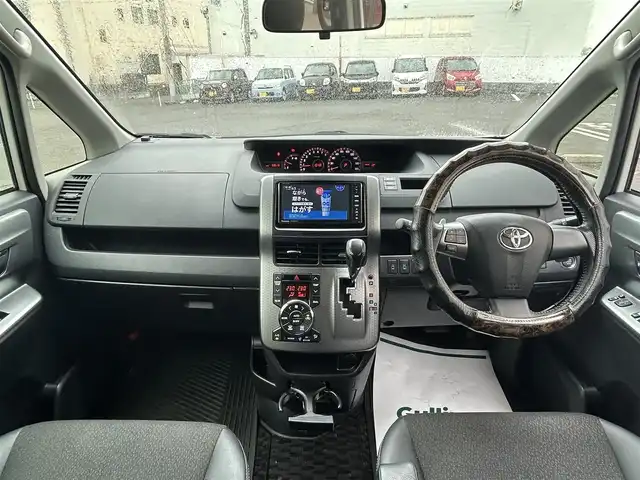 トヨタ ヴォクシー ZS 煌Z 群馬県 2013(平25)年 5.9万km ホワイトパールクリスタルシャイン 純正ナビ（FM・AM/CD・DVD）/Bluetooth接続/フルセグテレビ/ビルトインETC/バックカメラ/オートライト/オートハイビーム/電格ミラー/シートアレンジ/純正フロアマット/ハーフレザーシート/プッシュスタート/スマートキー/ウォークスルー/センターデフロック/両側パワースライドドア/3列シート/スタッドレスタイヤセット積込/取扱説明書/保証書/記録簿