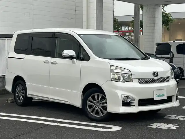 トヨタ ヴォクシー ZS 煌Z 群馬県 2013(平25)年 5.9万km ホワイトパールクリスタルシャイン 純正ナビ（FM・AM/CD・DVD）/Bluetooth接続/フルセグテレビ/ビルトインETC/バックカメラ/オートライト/オートハイビーム/電格ミラー/シートアレンジ/純正フロアマット/ハーフレザーシート/プッシュスタート/スマートキー/ウォークスルー/センターデフロック/両側パワースライドドア/3列シート/スタッドレスタイヤセット積込/取扱説明書/保証書/記録簿