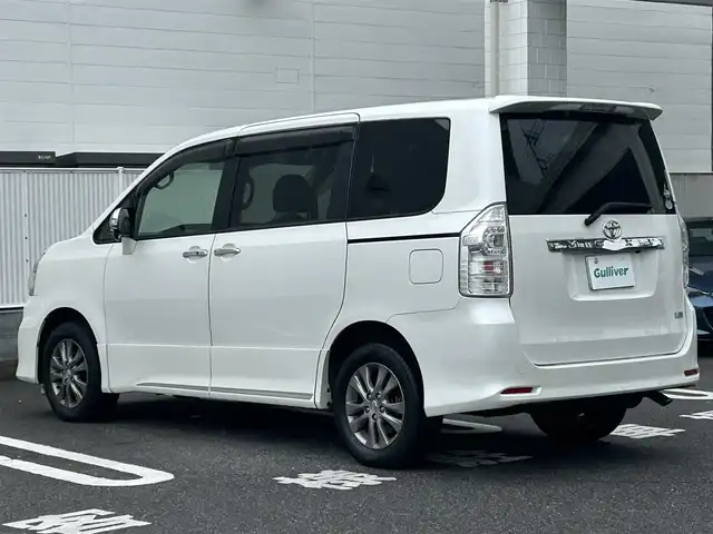 トヨタ ヴォクシー ZS 煌Z 群馬県 2013(平25)年 5.9万km ホワイトパールクリスタルシャイン 純正ナビ（FM・AM/CD・DVD）/Bluetooth接続/フルセグテレビ/ビルトインETC/バックカメラ/オートライト/オートハイビーム/電格ミラー/シートアレンジ/純正フロアマット/ハーフレザーシート/プッシュスタート/スマートキー/ウォークスルー/センターデフロック/両側パワースライドドア/3列シート/スタッドレスタイヤセット積込/取扱説明書/保証書/記録簿