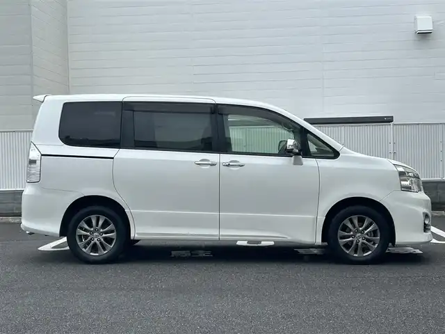 トヨタ ヴォクシー ZS 煌Z 群馬県 2013(平25)年 5.9万km ホワイトパールクリスタルシャイン 純正ナビ（FM・AM/CD・DVD）/Bluetooth接続/フルセグテレビ/ビルトインETC/バックカメラ/オートライト/オートハイビーム/電格ミラー/シートアレンジ/純正フロアマット/ハーフレザーシート/プッシュスタート/スマートキー/ウォークスルー/センターデフロック/両側パワースライドドア/3列シート/スタッドレスタイヤセット積込/取扱説明書/保証書/記録簿