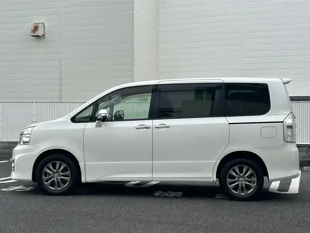 トヨタ ヴォクシー ZS 煌Z 群馬県 2013(平25)年 5.9万km ホワイトパールクリスタルシャイン 純正ナビ（FM・AM/CD・DVD）/Bluetooth接続/フルセグテレビ/ビルトインETC/バックカメラ/オートライト/オートハイビーム/電格ミラー/シートアレンジ/純正フロアマット/ハーフレザーシート/プッシュスタート/スマートキー/ウォークスルー/センターデフロック/両側パワースライドドア/3列シート/スタッドレスタイヤセット積込/取扱説明書/保証書/記録簿
