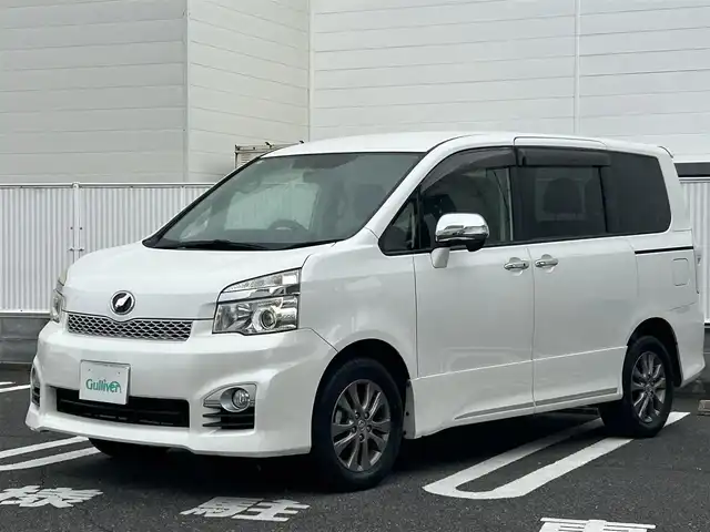 トヨタ ヴォクシー ZS 煌Z 群馬県 2013(平25)年 5.9万km ホワイトパールクリスタルシャイン 純正ナビ（FM・AM/CD・DVD）/Bluetooth接続/フルセグテレビ/ビルトインETC/バックカメラ/オートライト/オートハイビーム/電格ミラー/シートアレンジ/純正フロアマット/ハーフレザーシート/プッシュスタート/スマートキー/ウォークスルー/センターデフロック/両側パワースライドドア/3列シート/スタッドレスタイヤセット積込/取扱説明書/保証書/記録簿
