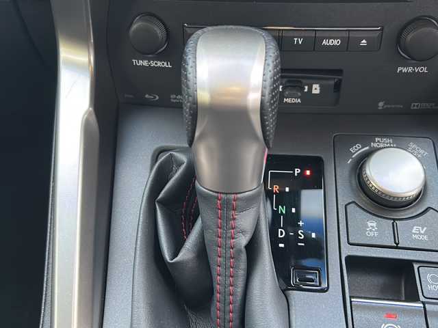 レクサス ＮＸ 300h Fスポーツ 青森県 2015(平27)年 10.1万km ソニッククォーツ ・本革シート/・純正エンジンスターター/・純正メーカーSDナビ/・全方位カメラ/・フルセグ/Bluetooth/・ドライブレコーダー/・衝突軽減ブレーキ/・ブラインドスポットモニター/・レーンキープアシスト/・レーダークルーズコントロール/・オートマチックハイビーム/・コーナーセンサー/・ドライブレコーダー/・パワーバックドア/・ハンドルヒーター/・シートヒーター/・エアシート/・ドライブレコーダー/・カーテンエアバック/・純正18AW/・LEDヘッドライト/・フォグライト/・ETC