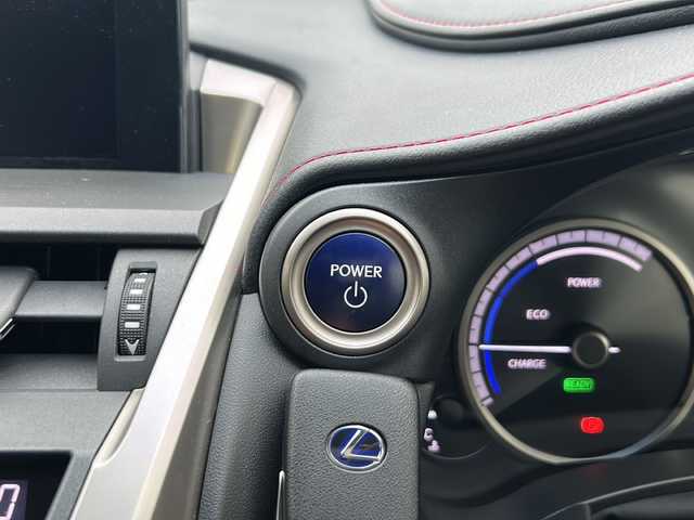 レクサス ＮＸ 300h Fスポーツ 青森県 2015(平27)年 10.1万km ソニッククォーツ ・本革シート/・純正エンジンスターター/・純正メーカーSDナビ/・全方位カメラ/・フルセグ/Bluetooth/・ドライブレコーダー/・衝突軽減ブレーキ/・ブラインドスポットモニター/・レーンキープアシスト/・レーダークルーズコントロール/・オートマチックハイビーム/・コーナーセンサー/・ドライブレコーダー/・パワーバックドア/・ハンドルヒーター/・シートヒーター/・エアシート/・ドライブレコーダー/・カーテンエアバック/・純正18AW/・LEDヘッドライト/・フォグライト/・ETC