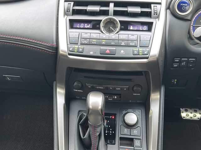 レクサス ＮＸ 300h Fスポーツ 青森県 2015(平27)年 10.1万km ソニッククォーツ ・本革シート/・純正エンジンスターター/・純正メーカーSDナビ/・全方位カメラ/・フルセグ/Bluetooth/・ドライブレコーダー/・衝突軽減ブレーキ/・ブラインドスポットモニター/・レーンキープアシスト/・レーダークルーズコントロール/・オートマチックハイビーム/・コーナーセンサー/・ドライブレコーダー/・パワーバックドア/・ハンドルヒーター/・シートヒーター/・エアシート/・ドライブレコーダー/・カーテンエアバック/・純正18AW/・LEDヘッドライト/・フォグライト/・ETC