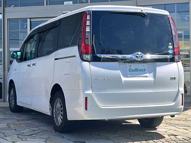 トヨタ エスクァイア ハイブリッド Gi 静岡県 2015(平27)年 4.9万km ホワイトパールクリスタルシャイン カロッツェリアナビ/・CD/DVD/・MSV/・FM/AM/・MCC/・フルセグTV/・SD/・Bluetooth/・iPod/主要装備/・フリップダウンモニター/・シート背面モニター２個/・ドライブレコーダー/・クルーズコントロール/・ワイヤレス充電/・運転席＋助手席シートヒーター/・カロッツェリアサブウーファー/・ＥＴＣ/・ＬＥＤライト/・フォグランプ/・両側パワスラ/・オートライト