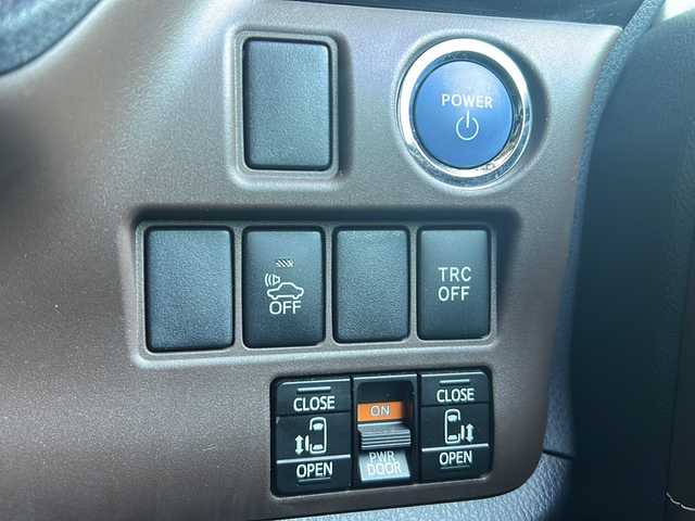 トヨタ エスクァイア ハイブリッド Gi 静岡県 2015(平27)年 4.9万km ホワイトパールクリスタルシャイン カロッツェリアナビ/・CD/DVD/・MSV/・FM/AM/・MCC/・フルセグTV/・SD/・Bluetooth/・iPod/主要装備/・フリップダウンモニター/・シート背面モニター２個/・ドライブレコーダー/・クルーズコントロール/・ワイヤレス充電/・運転席＋助手席シートヒーター/・カロッツェリアサブウーファー/・ＥＴＣ/・ＬＥＤライト/・フォグランプ/・両側パワスラ/・オートライト