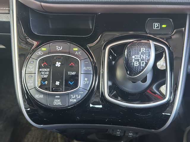 トヨタ エスクァイア ハイブリッド Gi 静岡県 2015(平27)年 4.9万km ホワイトパールクリスタルシャイン カロッツェリアナビ/・CD/DVD/・MSV/・FM/AM/・MCC/・フルセグTV/・SD/・Bluetooth/・iPod/主要装備/・フリップダウンモニター/・シート背面モニター２個/・ドライブレコーダー/・クルーズコントロール/・ワイヤレス充電/・運転席＋助手席シートヒーター/・カロッツェリアサブウーファー/・ＥＴＣ/・ＬＥＤライト/・フォグランプ/・両側パワスラ/・オートライト