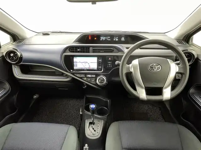 トヨタ アクア S 熊本県 2016(平28)年 6.7万km ライムホワイトパールクリスタルシャイン 社外ナビAVIC-RW303（ＣＤ・ＤＶＤ・フルセグ・ＢＴ・ＳＤ・ＡＵＸ・ｉｐｏｄ・ＵＳＢ）/バックカメラ　/ＥＴＣ　/ＴＲＤエアロ（Ｆ・Ｓ・Ｒ）/車両接近通報装置　/横滑り防止　/純正フロアマット　/社外１７インチＡＷ　/オートライト/LEDヘッドライト/フォグライト/スマートキー/プッシュスタート