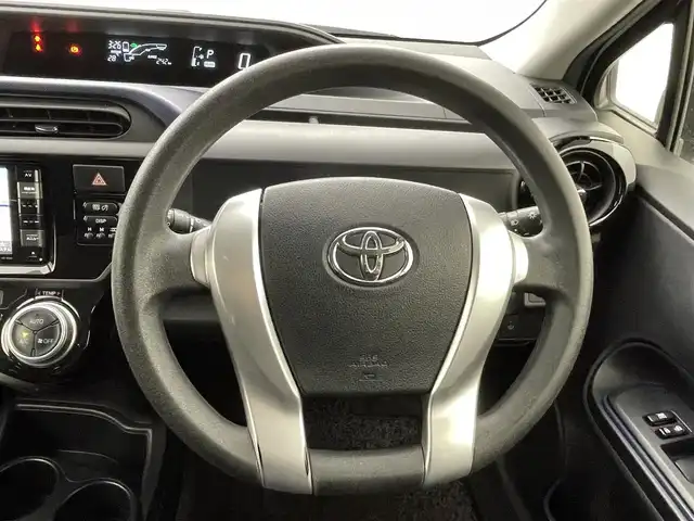 トヨタ アクア S 熊本県 2016(平28)年 6.7万km ライムホワイトパールクリスタルシャイン 社外ナビAVIC-RW303（ＣＤ・ＤＶＤ・フルセグ・ＢＴ・ＳＤ・ＡＵＸ・ｉｐｏｄ・ＵＳＢ）/バックカメラ　/ＥＴＣ　/ＴＲＤエアロ（Ｆ・Ｓ・Ｒ）/車両接近通報装置　/横滑り防止　/純正フロアマット　/社外１７インチＡＷ　/オートライト/LEDヘッドライト/フォグライト/スマートキー/プッシュスタート