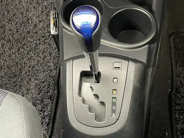 トヨタ アクア S 熊本県 2016(平28)年 6.7万km ライムホワイトパールクリスタルシャイン 社外ナビAVIC-RW303（ＣＤ・ＤＶＤ・フルセグ・ＢＴ・ＳＤ・ＡＵＸ・ｉｐｏｄ・ＵＳＢ）/バックカメラ　/ＥＴＣ　/ＴＲＤエアロ（Ｆ・Ｓ・Ｒ）/車両接近通報装置　/横滑り防止　/純正フロアマット　/社外１７インチＡＷ　/オートライト/LEDヘッドライト/フォグライト/スマートキー/プッシュスタート