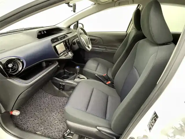 トヨタ アクア S 熊本県 2016(平28)年 6.7万km ライムホワイトパールクリスタルシャイン 社外ナビAVIC-RW303（ＣＤ・ＤＶＤ・フルセグ・ＢＴ・ＳＤ・ＡＵＸ・ｉｐｏｄ・ＵＳＢ）/バックカメラ　/ＥＴＣ　/ＴＲＤエアロ（Ｆ・Ｓ・Ｒ）/車両接近通報装置　/横滑り防止　/純正フロアマット　/社外１７インチＡＷ　/オートライト/LEDヘッドライト/フォグライト/スマートキー/プッシュスタート