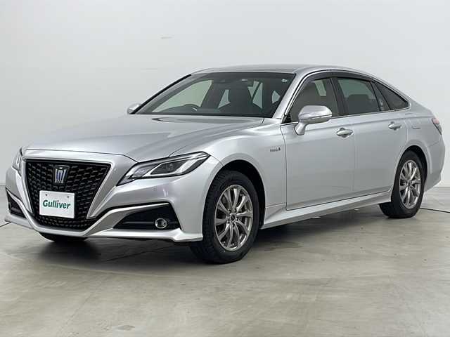 トヨタ クラウン ハイブリッド S Four エレガンススタイル 道央・札幌 2019(令1)年 0.9万km シルバーM ・ワンオーナー/・純正ナビ&CD&DVD&BT&SD&AUX&USB/・寒冷地仕様/・バックカメラ/・プリクラッシュセーフティ/・レーントレーシングアシスト/・レーダークルーズコントロール/・ロードサインアシスト/・オートマチックハイビーム/・先行車発進告知機能/・ブラインドスポットモニター/・インテリジェントクリアランスソナー/・オートブレーキホールド/・ビークルスタビリティコントロール/・前席パワーシート/・前席シートヒーター/・ハーフレザーシート/・前方ドライブレコーダー/・ビルトインETC/・ステアリングヒーター/・純正フロアマット/・電動格納ミラー/・プッシュスタート/・LEDヘッドライト/・オートライト/・オートマチックハイビーム/・スマートキー/・社外AW夏タイヤ積込/・保証書/・取扱説明書