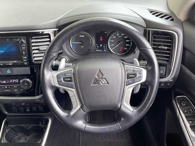 三菱 アウトランダー ＰＨＥＶ G ナビパッケージ 愛知県 2016(平28)年 5.6万km シルキーホワイト 衝突軽減システム/純正SDナビ（SDなし）/全方位カメラ/レーダークルーズコントロール/シートヒーター/CD/DVD/Bluetooth/バックカメラ/ステアリングヒーター/電動リアゲート/パワーシート/コーナーセンサー/純正アルミホイール/LEDヘッドライト/４WD/パドルシフト/ETC/ステアリングスイッチ/スマートキー/プッシュスタート