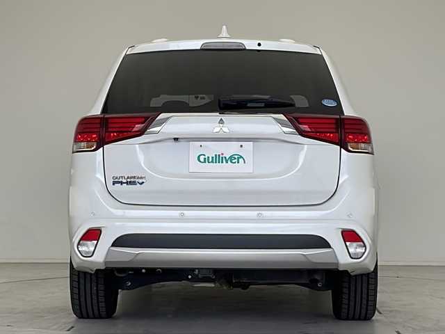 三菱 アウトランダー ＰＨＥＶ G ナビパッケージ 愛知県 2016(平28)年 5.6万km シルキーホワイト 衝突軽減システム/純正SDナビ（SDなし）/全方位カメラ/レーダークルーズコントロール/シートヒーター/CD/DVD/Bluetooth/バックカメラ/ステアリングヒーター/電動リアゲート/パワーシート/コーナーセンサー/純正アルミホイール/LEDヘッドライト/４WD/パドルシフト/ETC/ステアリングスイッチ/スマートキー/プッシュスタート