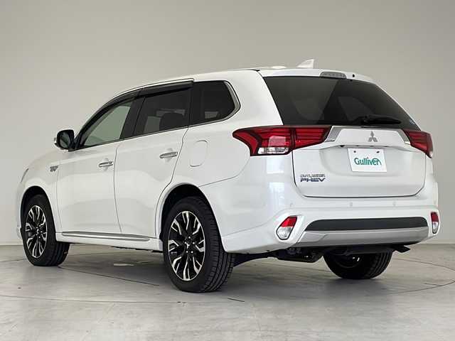 三菱 アウトランダー ＰＨＥＶ G ナビパッケージ 愛知県 2016(平28)年 5.6万km シルキーホワイト 衝突軽減システム/純正SDナビ（SDなし）/全方位カメラ/レーダークルーズコントロール/シートヒーター/CD/DVD/Bluetooth/バックカメラ/ステアリングヒーター/電動リアゲート/パワーシート/コーナーセンサー/純正アルミホイール/LEDヘッドライト/４WD/パドルシフト/ETC/ステアリングスイッチ/スマートキー/プッシュスタート