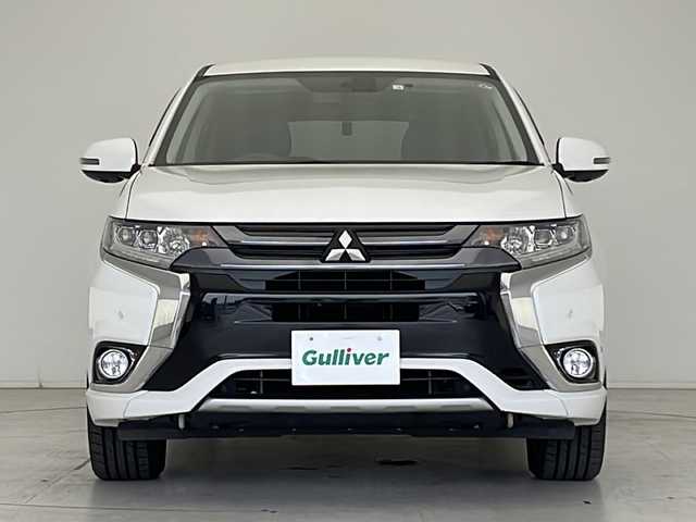 三菱 アウトランダー ＰＨＥＶ G ナビパッケージ 愛知県 2016(平28)年 5.6万km シルキーホワイト 衝突軽減システム/純正SDナビ（SDなし）/全方位カメラ/レーダークルーズコントロール/シートヒーター/CD/DVD/Bluetooth/バックカメラ/ステアリングヒーター/電動リアゲート/パワーシート/コーナーセンサー/純正アルミホイール/LEDヘッドライト/４WD/パドルシフト/ETC/ステアリングスイッチ/スマートキー/プッシュスタート