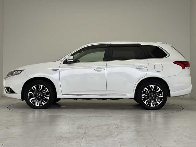 三菱 アウトランダー ＰＨＥＶ G ナビパッケージ 愛知県 2016(平28)年 5.6万km シルキーホワイト 衝突軽減システム/純正SDナビ（SDなし）/全方位カメラ/レーダークルーズコントロール/シートヒーター/CD/DVD/Bluetooth/バックカメラ/ステアリングヒーター/電動リアゲート/パワーシート/コーナーセンサー/純正アルミホイール/LEDヘッドライト/４WD/パドルシフト/ETC/ステアリングスイッチ/スマートキー/プッシュスタート