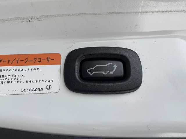 三菱 アウトランダー ＰＨＥＶ G ナビパッケージ 愛知県 2016(平28)年 5.6万km シルキーホワイト 衝突軽減システム/純正SDナビ（SDなし）/全方位カメラ/レーダークルーズコントロール/シートヒーター/CD/DVD/Bluetooth/バックカメラ/ステアリングヒーター/電動リアゲート/パワーシート/コーナーセンサー/純正アルミホイール/LEDヘッドライト/４WD/パドルシフト/ETC/ステアリングスイッチ/スマートキー/プッシュスタート
