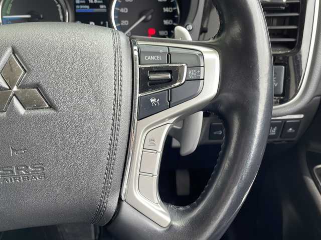 三菱 アウトランダー ＰＨＥＶ G ナビパッケージ 愛知県 2016(平28)年 5.6万km シルキーホワイト 衝突軽減システム/純正SDナビ（SDなし）/全方位カメラ/レーダークルーズコントロール/シートヒーター/CD/DVD/Bluetooth/バックカメラ/ステアリングヒーター/電動リアゲート/パワーシート/コーナーセンサー/純正アルミホイール/LEDヘッドライト/４WD/パドルシフト/ETC/ステアリングスイッチ/スマートキー/プッシュスタート